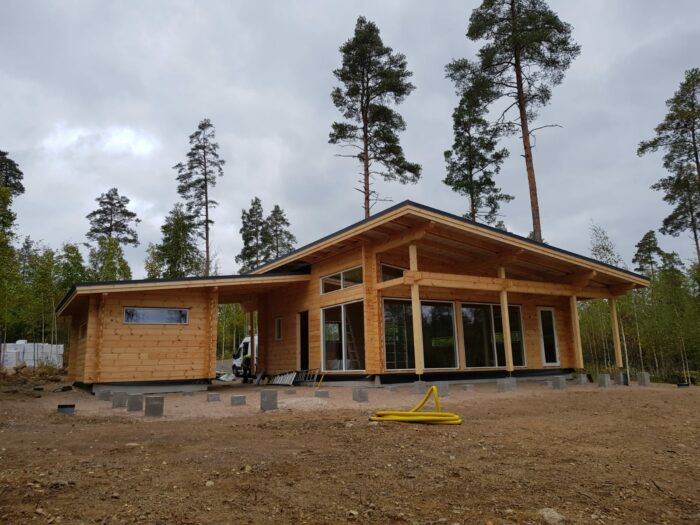 Hirsimökki Etelä-Karjala edestä